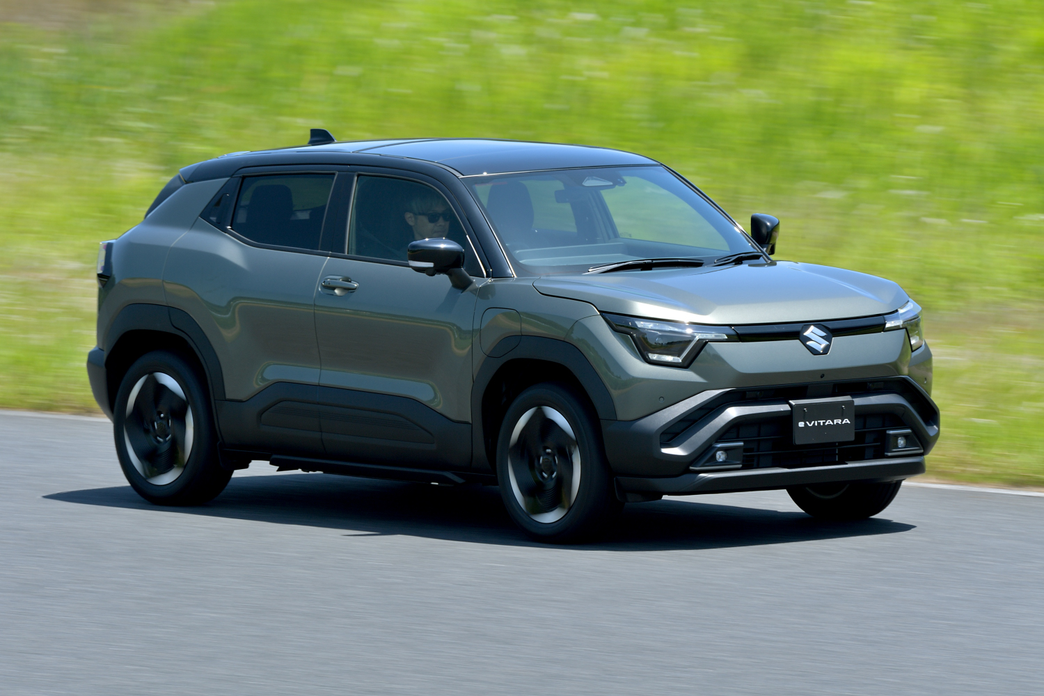 【低価格に強いスズキが本気のEV投入】新型「eビターラ」全貌公開。最大航続520km＆約399で登場…補助金適用で実質300万台前半に
