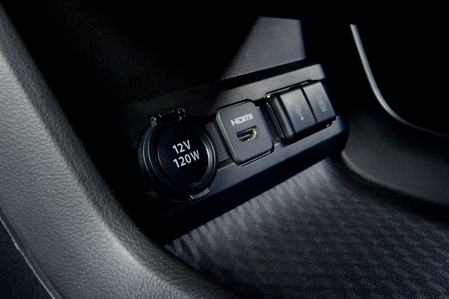 【低価格に強いスズキが本気のEV投入】新型「eビターラ」全貌公開。最大航続520km＆約399で登場…補助金適用で実質300万台前半に