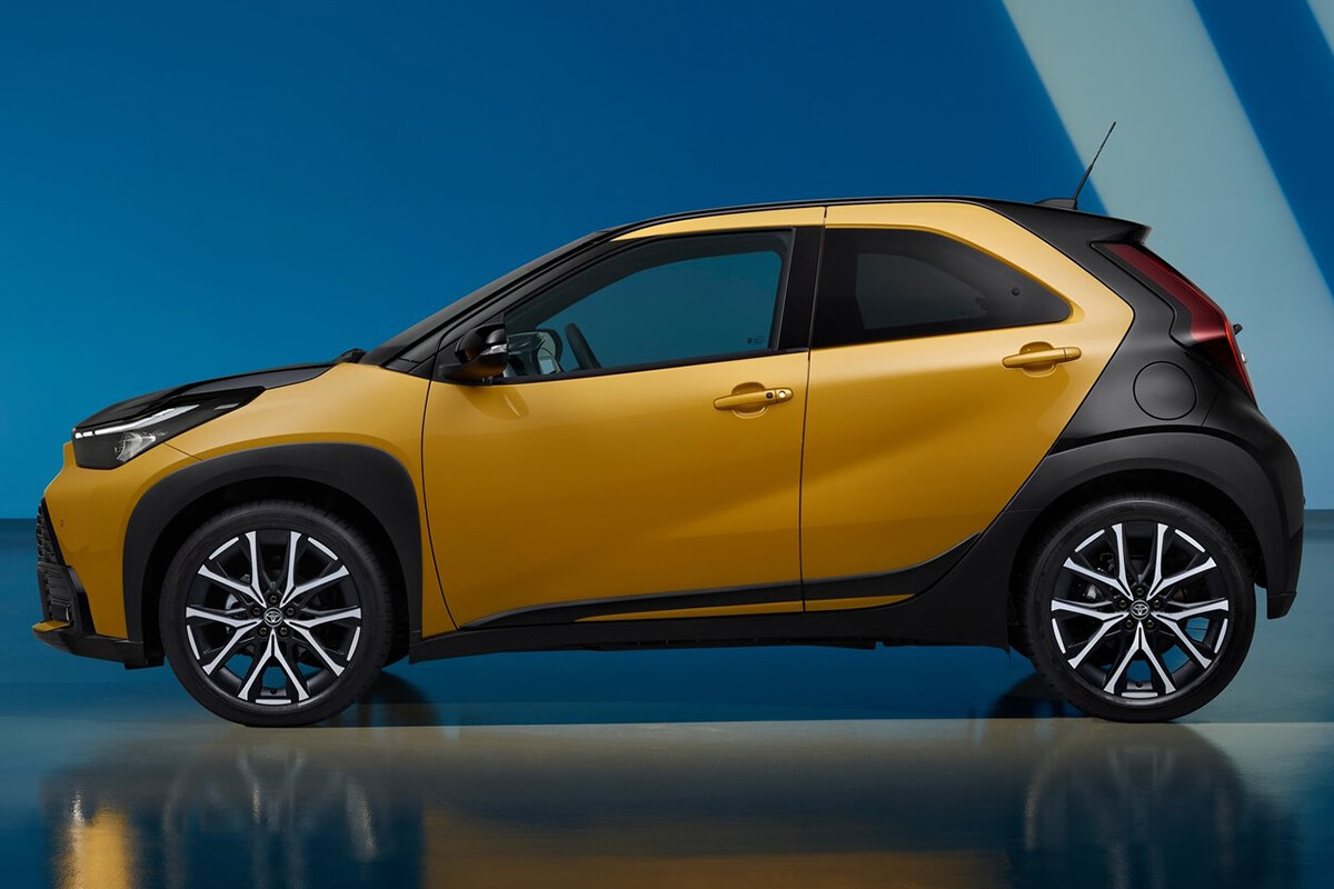 【欧州も物価上昇の波】電動化で小型SUVも高騰…トヨタ「アイゴX」改良型は1万9670ユーロ（約347万円）からの設定に