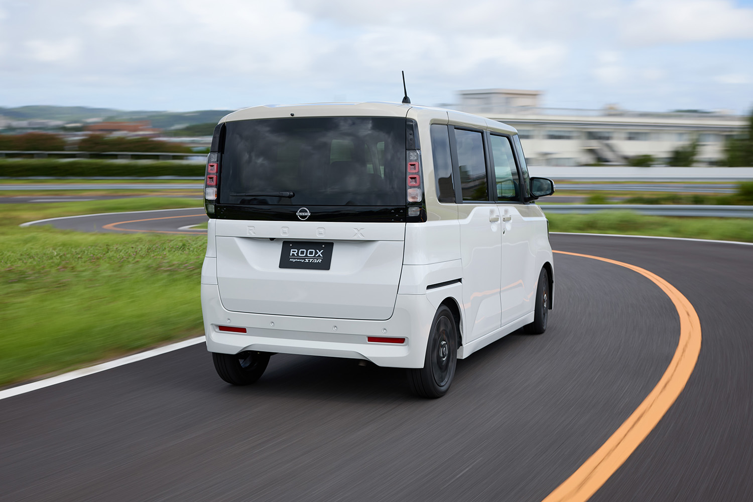新型「ルークス」発表で販売店への反響は？ 問い合わせ増も上昇する価格がネック…コスパ重視なら現行型もアリ？