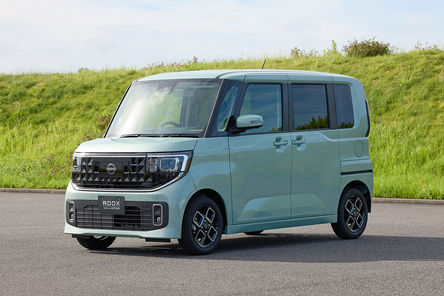 新型「ルークス」発表で販売店への反響は？ 問い合わせ増も上昇する価格がネック…コスパ重視なら現行型もアリ？