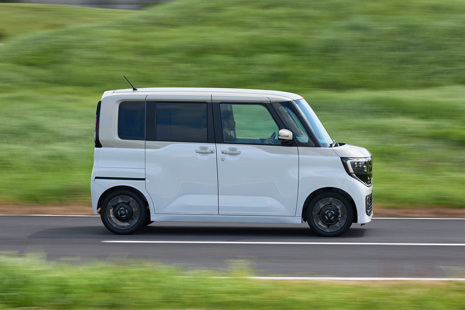 新型「ルークス」発表で販売店への反響は？ 問い合わせ増も上昇する価格がネック…コスパ重視なら現行型もアリ？