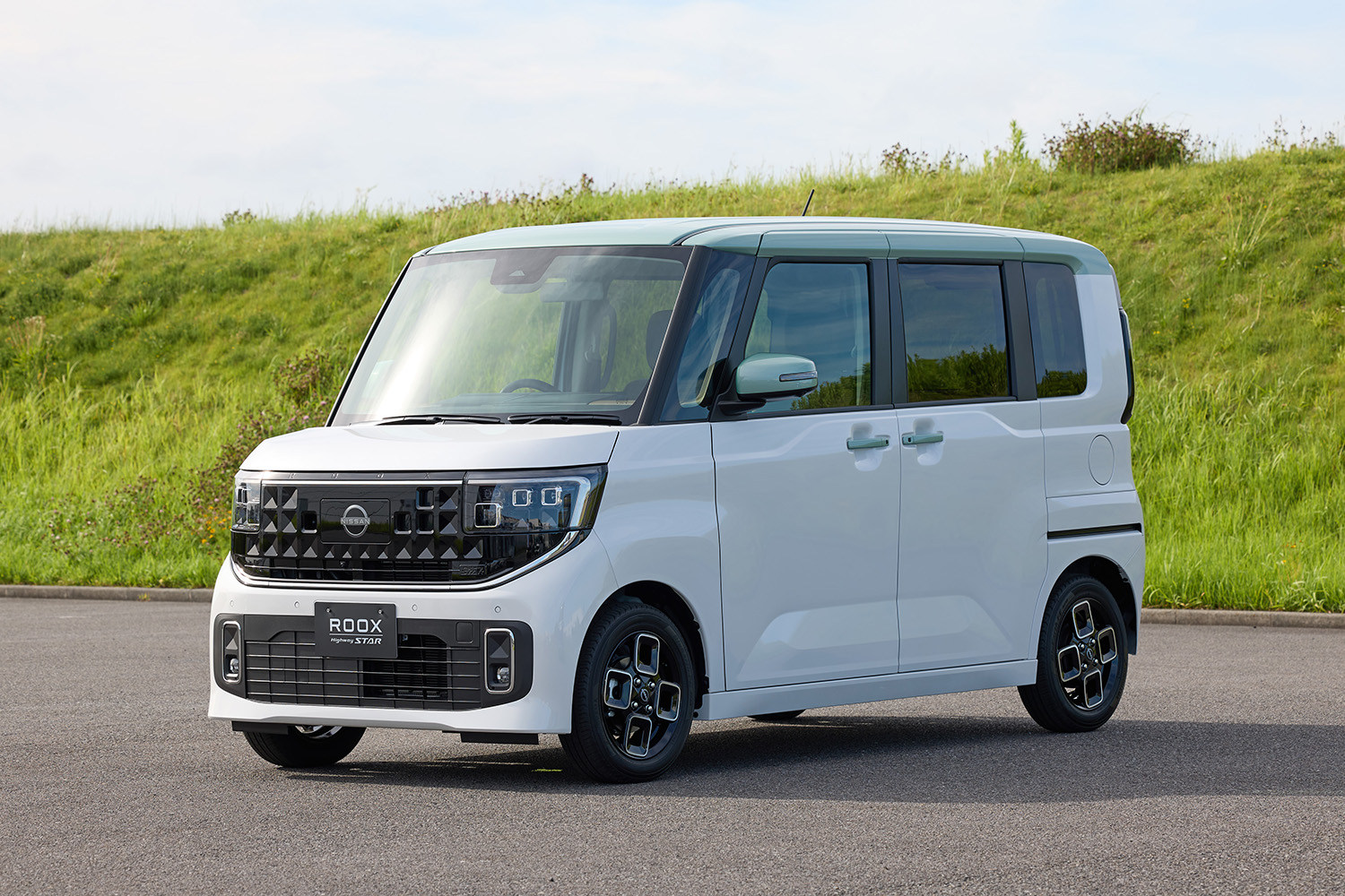 新型「ルークス」発表で販売店への反響は？ 問い合わせ増も上昇する価格がネック…コスパ重視なら現行型もアリ？