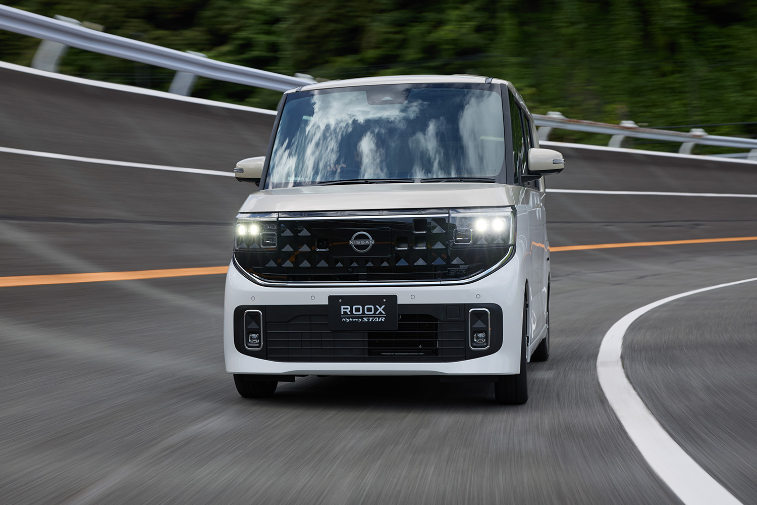 新型「ルークス」発表で販売店への反響は？ 問い合わせ増も上昇する価格がネック…コスパ重視なら現行型もアリ？