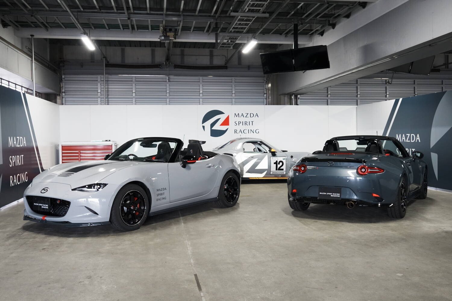 2.0Lソフトトップ仕様の「MSRロードスター」と200馬力エンジンを積んだ約761万円の「12R」がついに登場。誕生の背景とは？