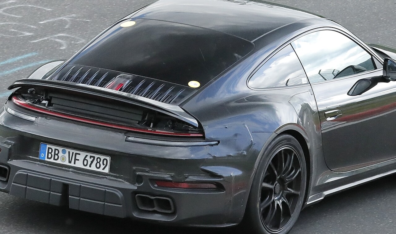 【ニュルで目撃】ポルシェがテスト中の新型「911ターボ ツーリング」は、“目立たないパフォーマンス”の新境地へ進化