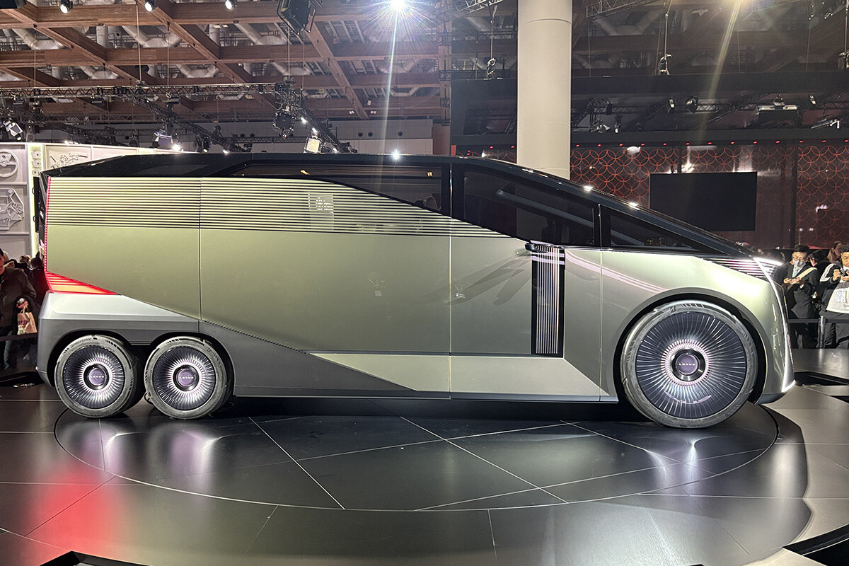 セダンからスペースへ…「LS」“6輪ミニバン化”の背景とは？ 同時に「LSクーペ」と「LSマイクロコンセプト」を披露した意味