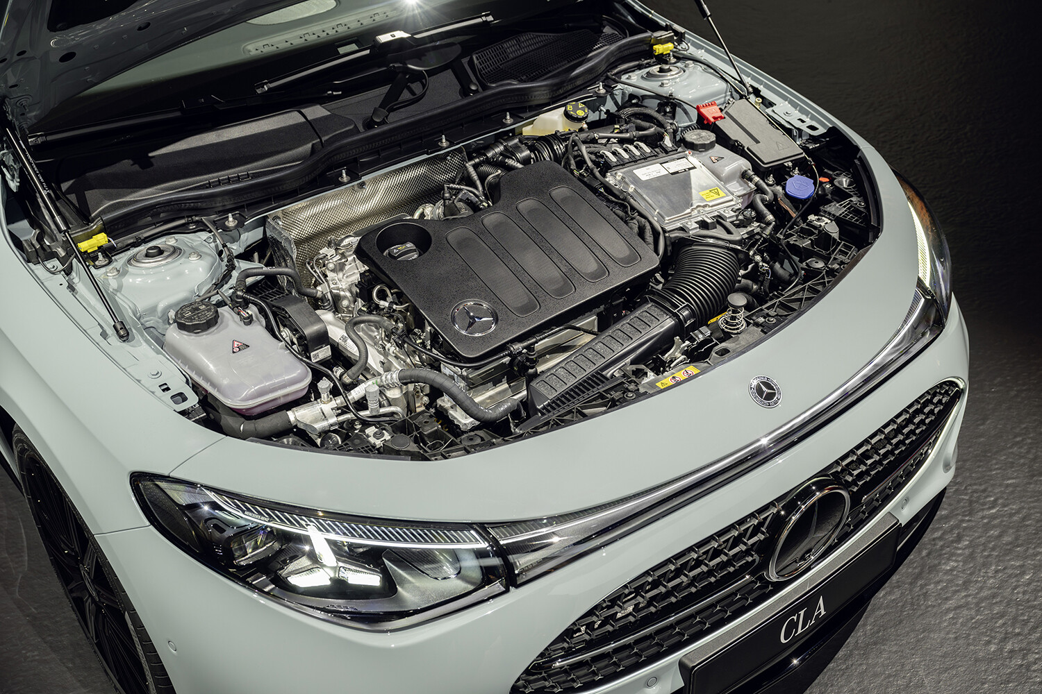 【衝撃】メルセデスがBMW製エンジン搭載へ!? 独2大プレミアムブランドが“前代未聞の取引”を交渉中