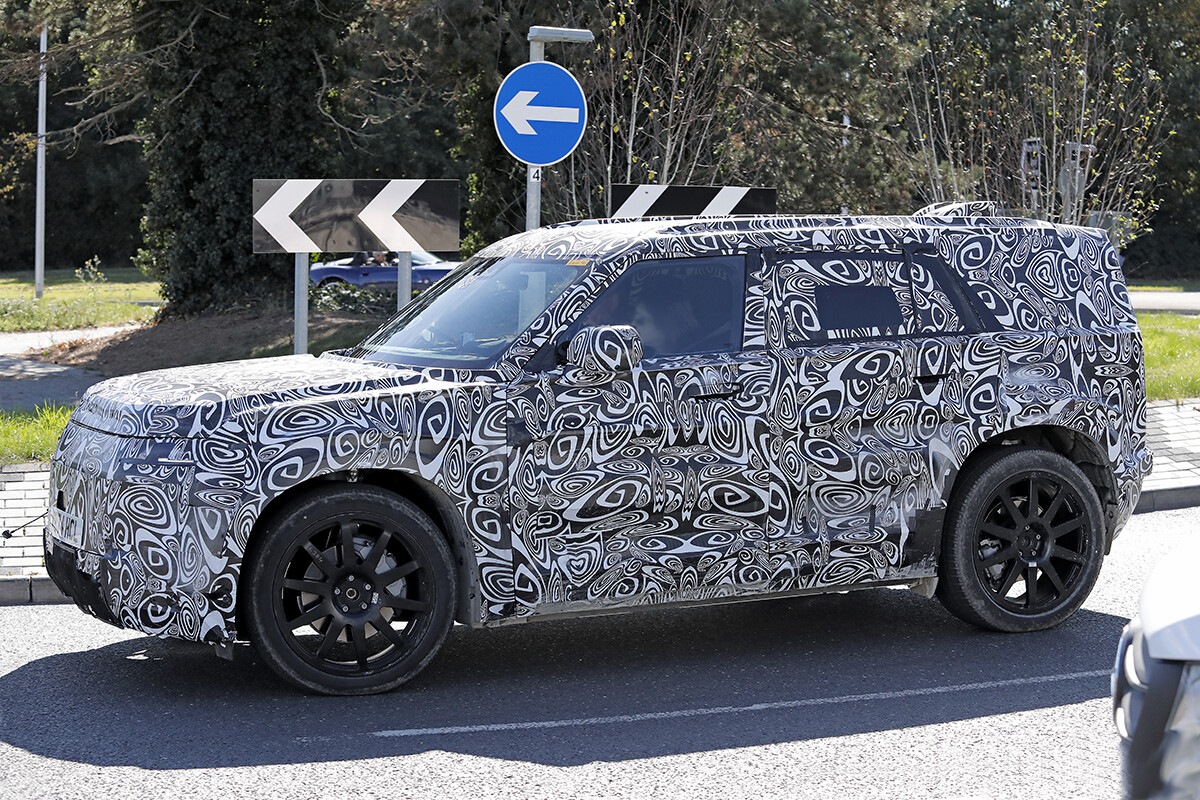 ランドローバーの電動化計画にブレーキ？ 「ベイビー・ディフェンダー」開発現場で何が起きているのか