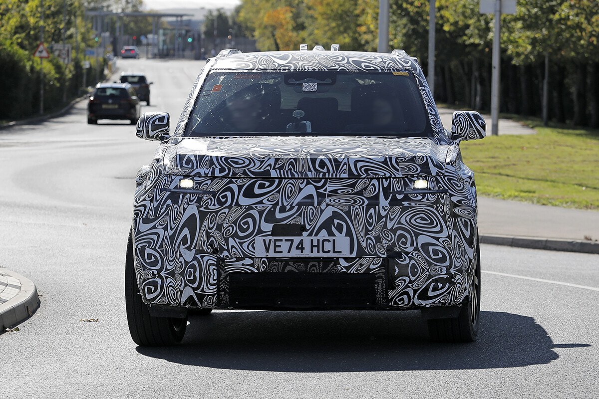 ランドローバーの電動化計画にブレーキ？ 「ベイビー・ディフェンダー」開発現場で何が起きているのか