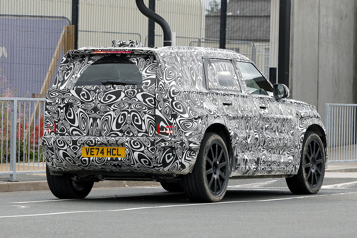 ランドローバーの電動化計画にブレーキ？ 「ベイビー・ディフェンダー」開発現場で何が起きているのか