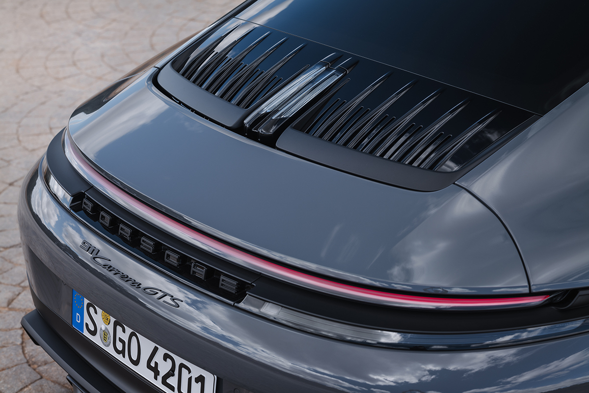 【スクープ】ついに復活！ 911最強グレード「GT2 RS」は空力も価格も異次元？ ニュルで捉えた次世代フラッグシップの画像多数