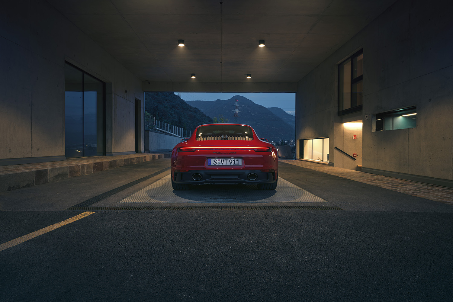 【スクープ】ついに復活！ 911最強グレード「GT2 RS」は空力も価格も異次元？ ニュルで捉えた次世代フラッグシップの画像多数