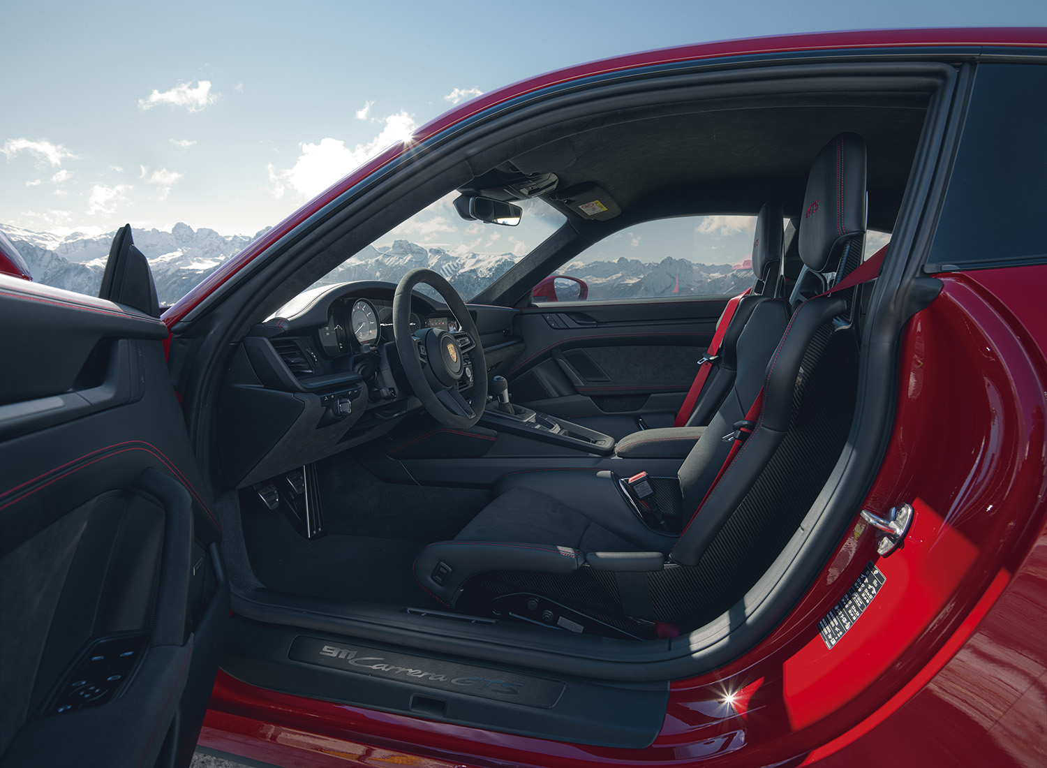 【スクープ】ついに復活！ 911最強グレード「GT2 RS」は空力も価格も異次元？ ニュルで捉えた次世代フラッグシップの画像多数