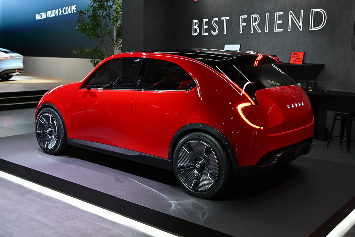 【マツダ2じゃない！】新型ハッチバック「ビジョンクロスコンパクト」が令和の「デミオ」では…と話題に！ 数字じゃない“名前”で呼びたくなる理由とは