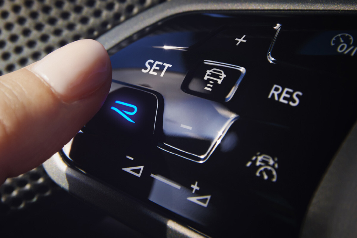 【危なくない？】なぜ大型ディスプレイやタッチパネルに集約されるのか。近年は物理スイッチ復活の動きも