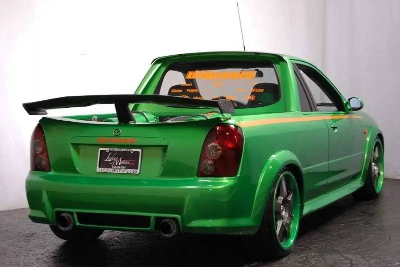 「ファミリアSワゴン」の輸出仕様を大改造！ ゴリゴリにカスタムされたマツダ「プロテジェ5」が売り出し中