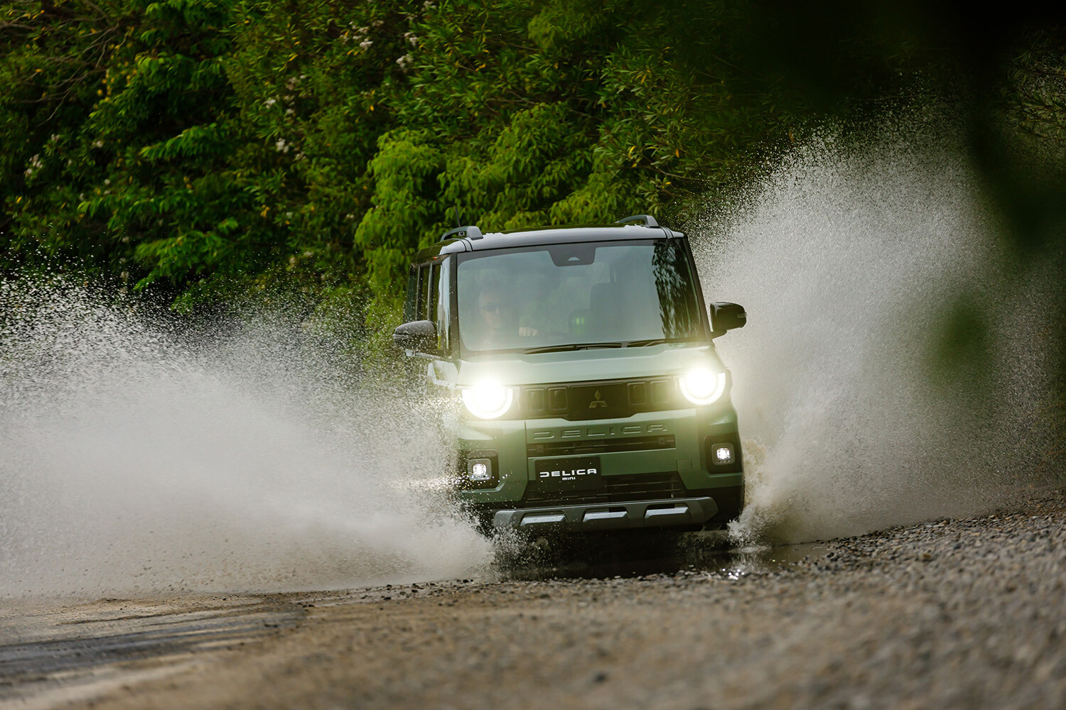 【ほぼ300万円】“高い軽など売れぬ”論を粉砕…新型三菱「デリカミニ」を買う人々は本当に気が知れないのか？