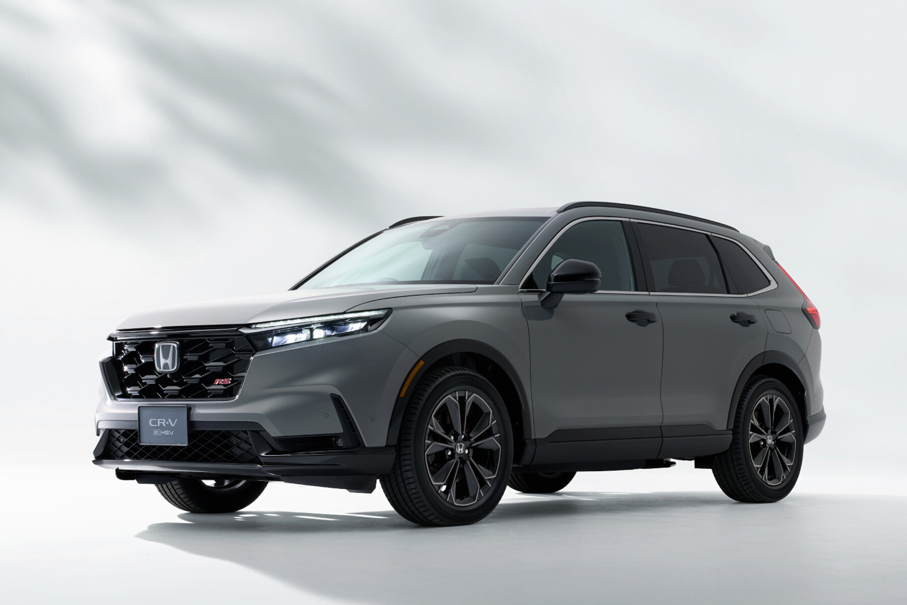 【3年のハンデを覆せるか】新型「CR-V」先行予約開始。ホンダ自慢の走りや使い勝手が魅力。新型ラッシュの激戦区ならではの不安も