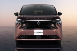 新型「エルグランド」初展示に「実車は迫力があった」「心の底から欲しい」と称賛の嵐！ それでも「やっぱりアルヴェルには敵わない」の声