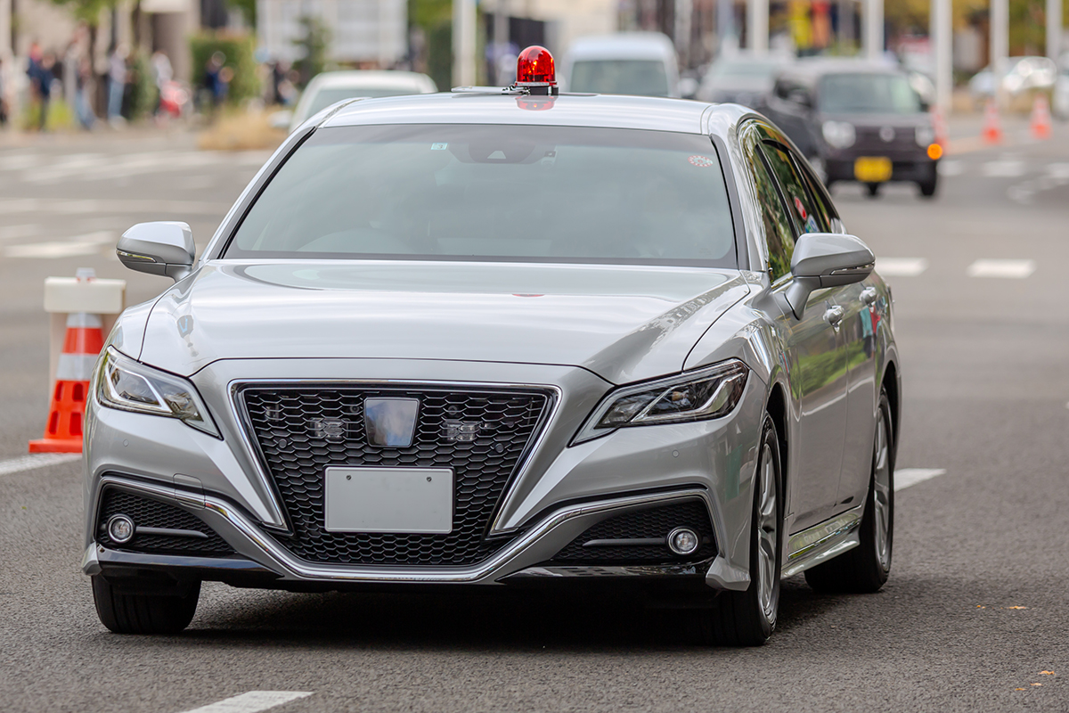 覆面パトカーを見分けることは可能？ 車両の特徴と、当たり前すぎて“忘れがち”なたった1つの大事なコト