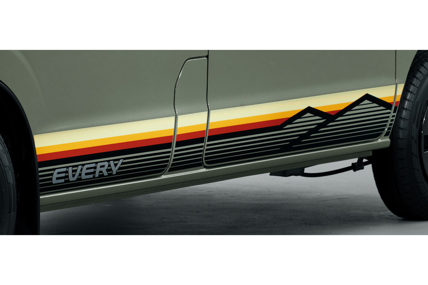 【スズキ謹製アウトドア仕様登場】「エブリイ」の特別仕様車「Jリミテッド」発売。ブラック加飾で標準車と差別化
