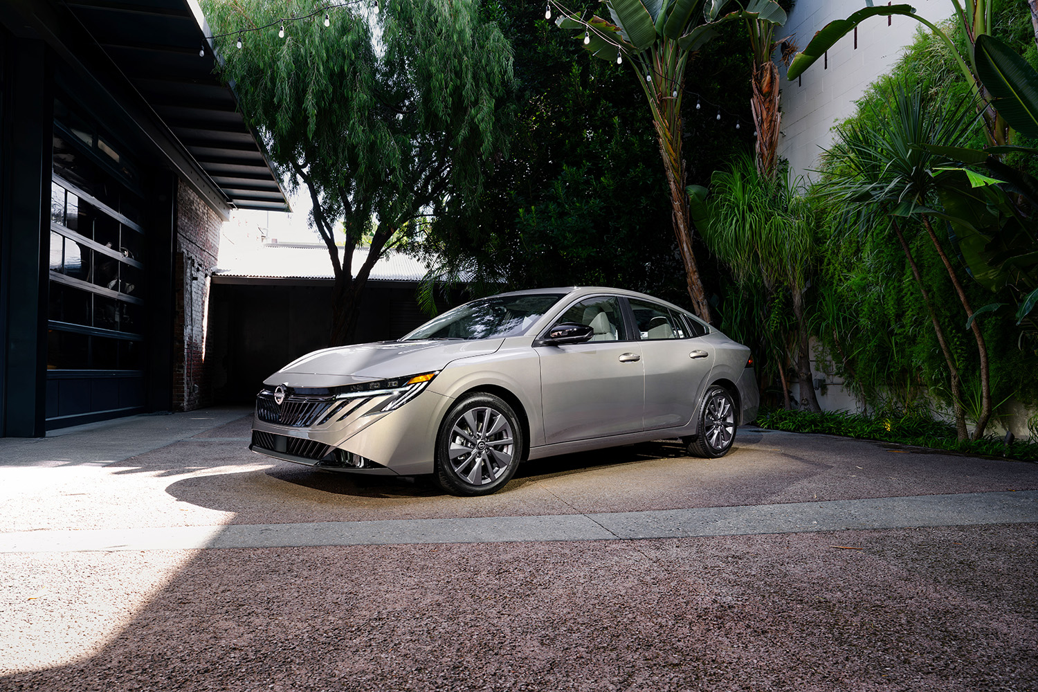 あの日産「サニー」が生きていた！ SUV全盛の“逆風”の中、中国で大ヒット「N7」とともに大幅進化。日本導入はあるのか？