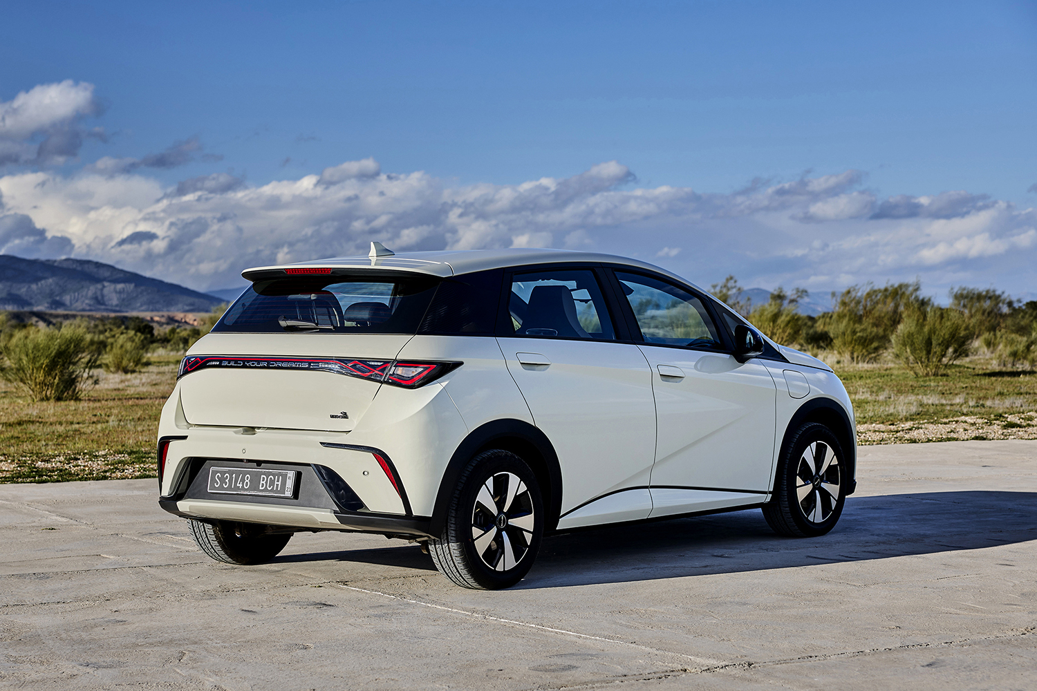 実質300台前半、航続520km。国産BEVの“生ぬるいコスパ”を破壊した新型「eビターラ」が中韓激安SUVにケンカを売る