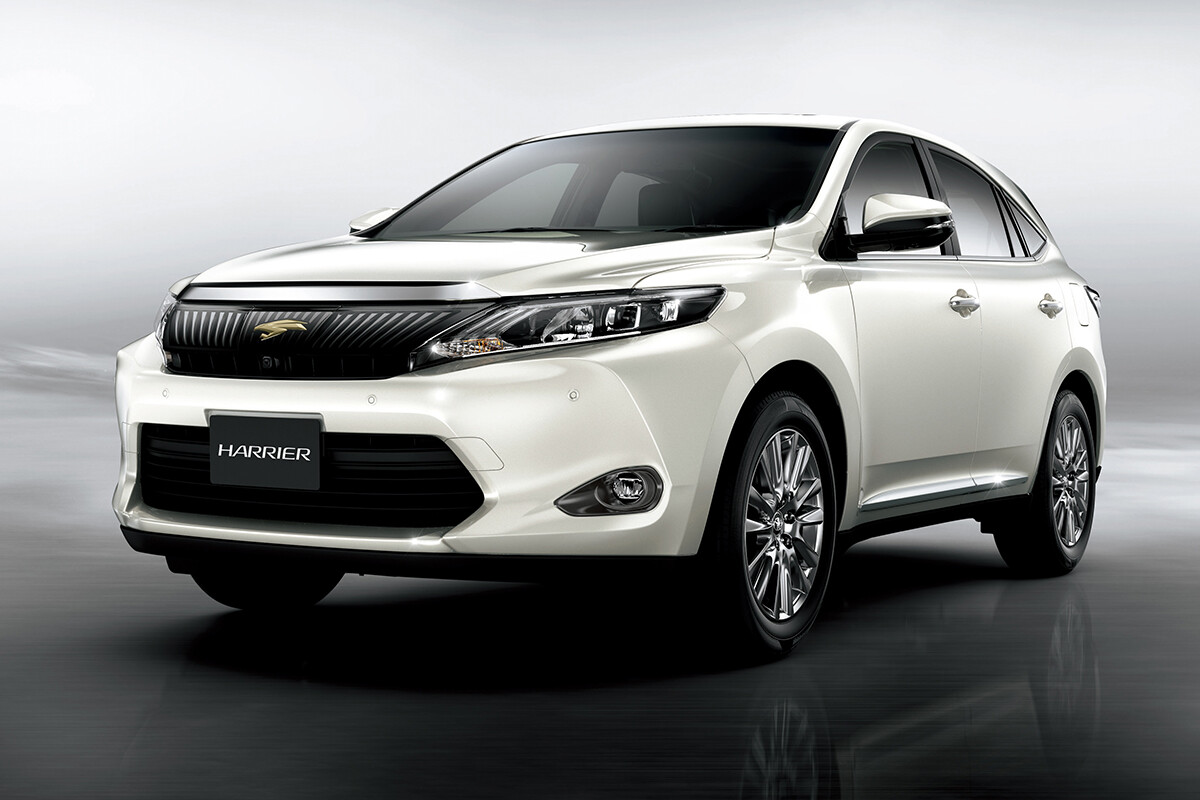 【根強い人気】発売当時、目標の14倍も売れた最強伝説まで。 現行「ハリアー」が“控えめな高級感”で愛され続ける理由とは