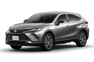 【根強い人気】発売当時、目標の14倍も売れた最強伝説まで。 現行「ハリアー」が“控えめな高級感”で愛され続ける理由とは