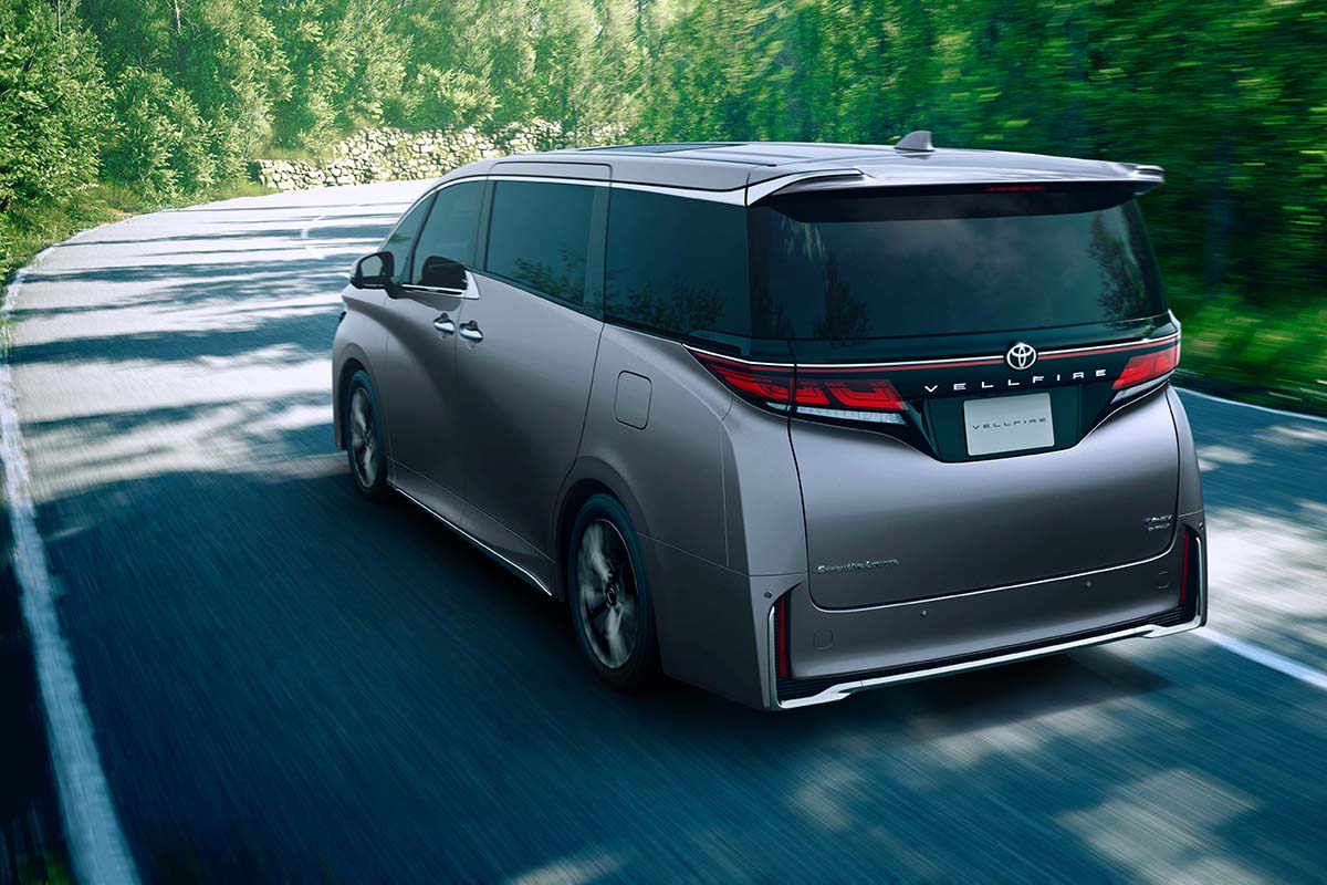 「日本のクルマといえばミニバン」と言われる日が来る？ 新型「アルファード／ヴェルファイアPHEV」豪華進化の変遷をひもとく