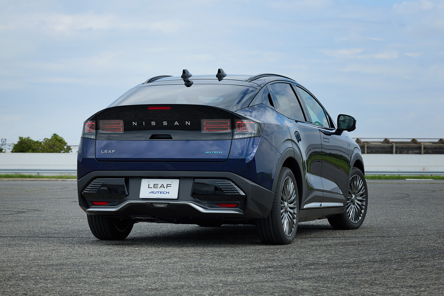 新型「リーフ」のデザイン・航続距離に高評価。500万円超の価格は「購入しづらい」「難しくはない」と真っ二つの結果に