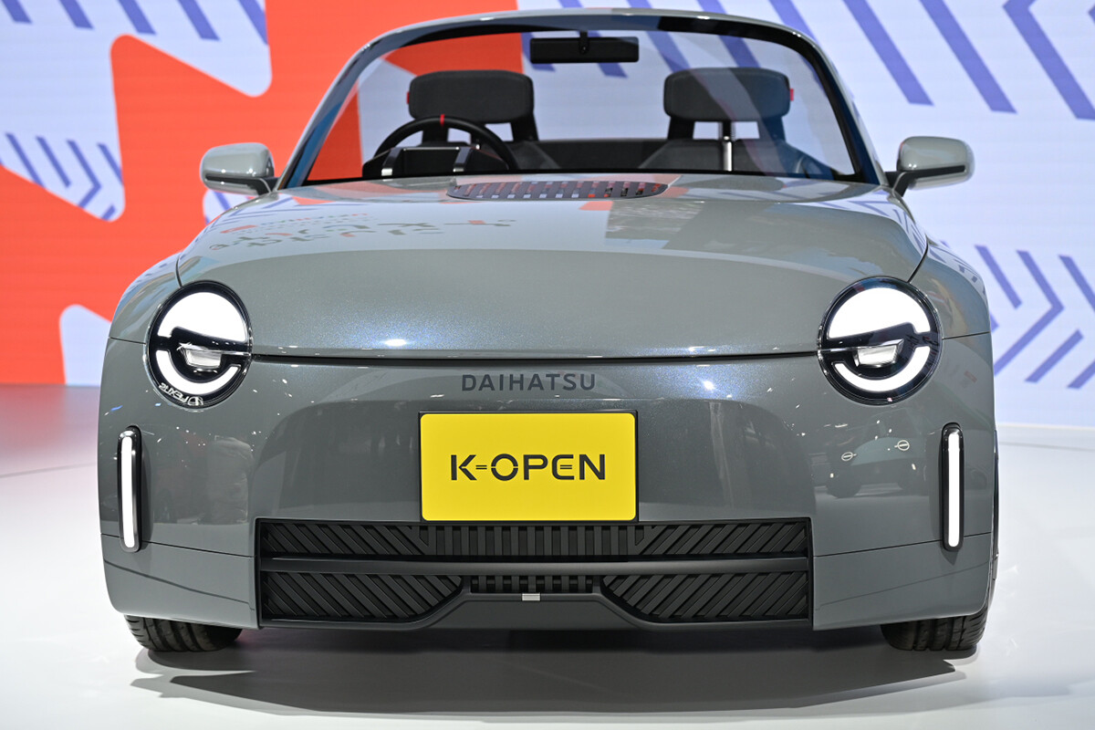 実車「K-OPEN」にファンの期待が急上昇。「FRを採用したのは最高」「こういうクルマがほしかった」…値上げは避けられないか