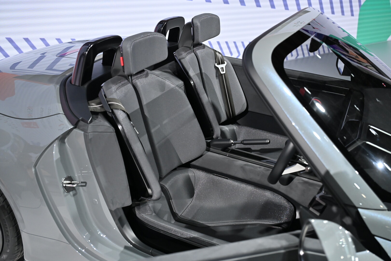 実車「K-OPEN」にファンの期待が急上昇。「FRを採用したのは最高」「こういうクルマがほしかった」…値上げは避けられないか