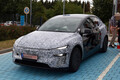 【スクープ】テスラ「モデルYロングホイールベース」がカモフラでテスト！ 日本導入の可能性は？