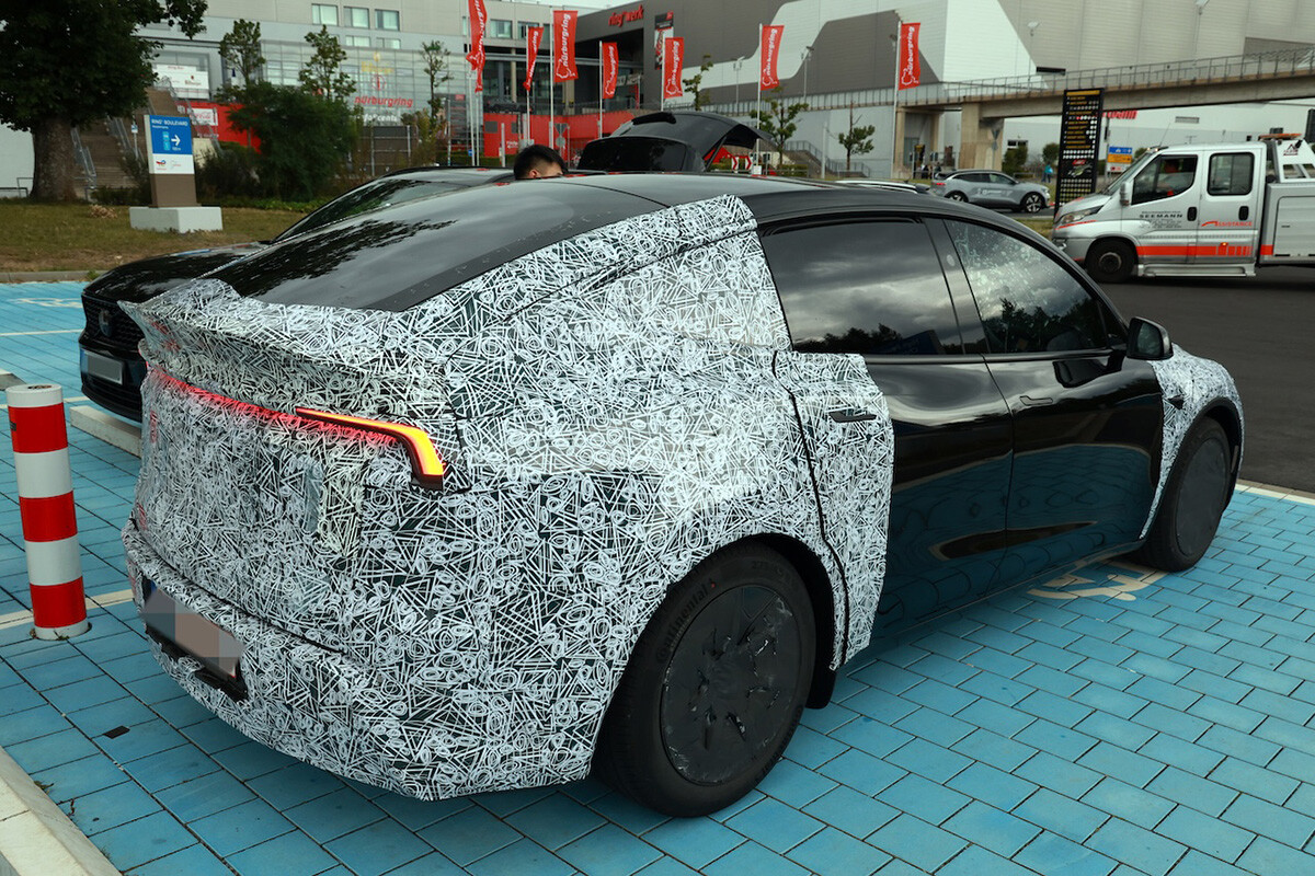 【スクープ】テスラ「モデルYロングホイールベース」がカモフラでテスト！ 日本導入の可能性は？