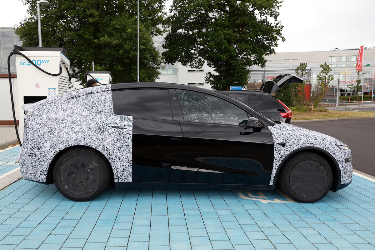 【スクープ】テスラ「モデルYロングホイールベース」がカモフラでテスト！ 日本導入の可能性は？