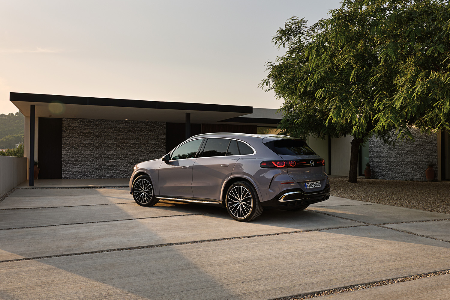 【光る場所が多すぎる】“天井イルミ”×“発光グリル”を採用した新型「GLC」発表。インパネには約1ｍの全面スクリーンを採用…26年発売へ
