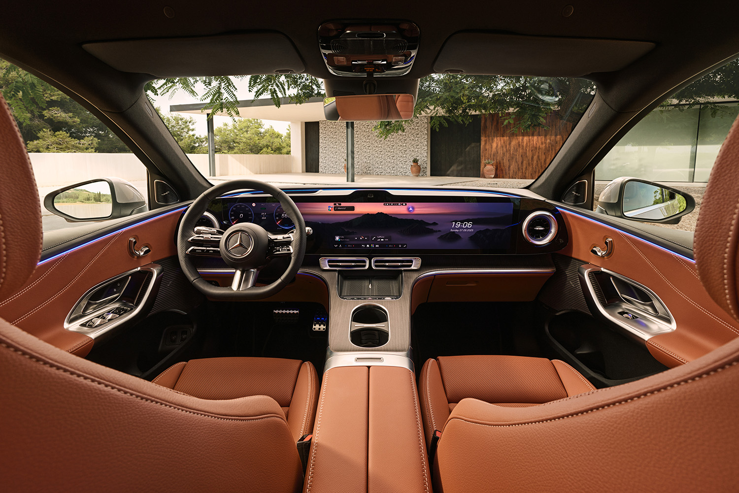 【光る場所が多すぎる】“天井イルミ”×“発光グリル”を採用した新型「GLC」発表。インパネには約1ｍの全面スクリーンを採用…26年発売へ