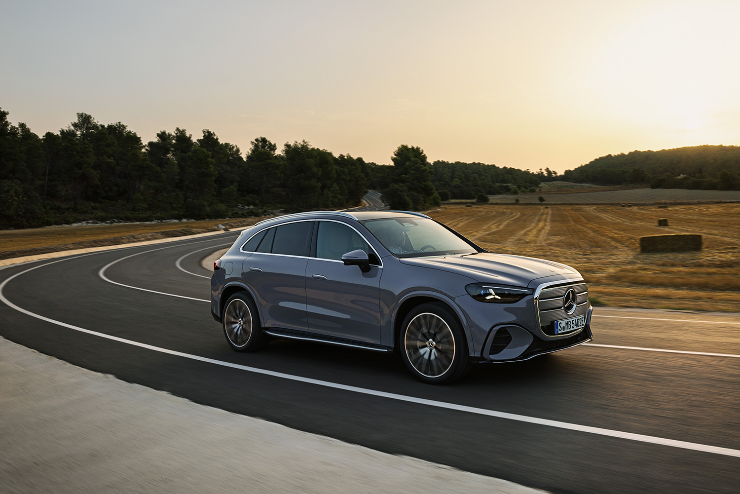 【光る場所が多すぎる】“天井イルミ”×“発光グリル”を採用した新型「GLC」発表。インパネには約1ｍの全面スクリーンを採用…26年発売へ