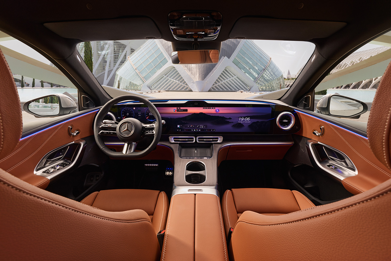 【光る場所が多すぎる】“天井イルミ”×“発光グリル”を採用した新型「GLC」発表。インパネには約1ｍの全面スクリーンを採用…26年発売へ