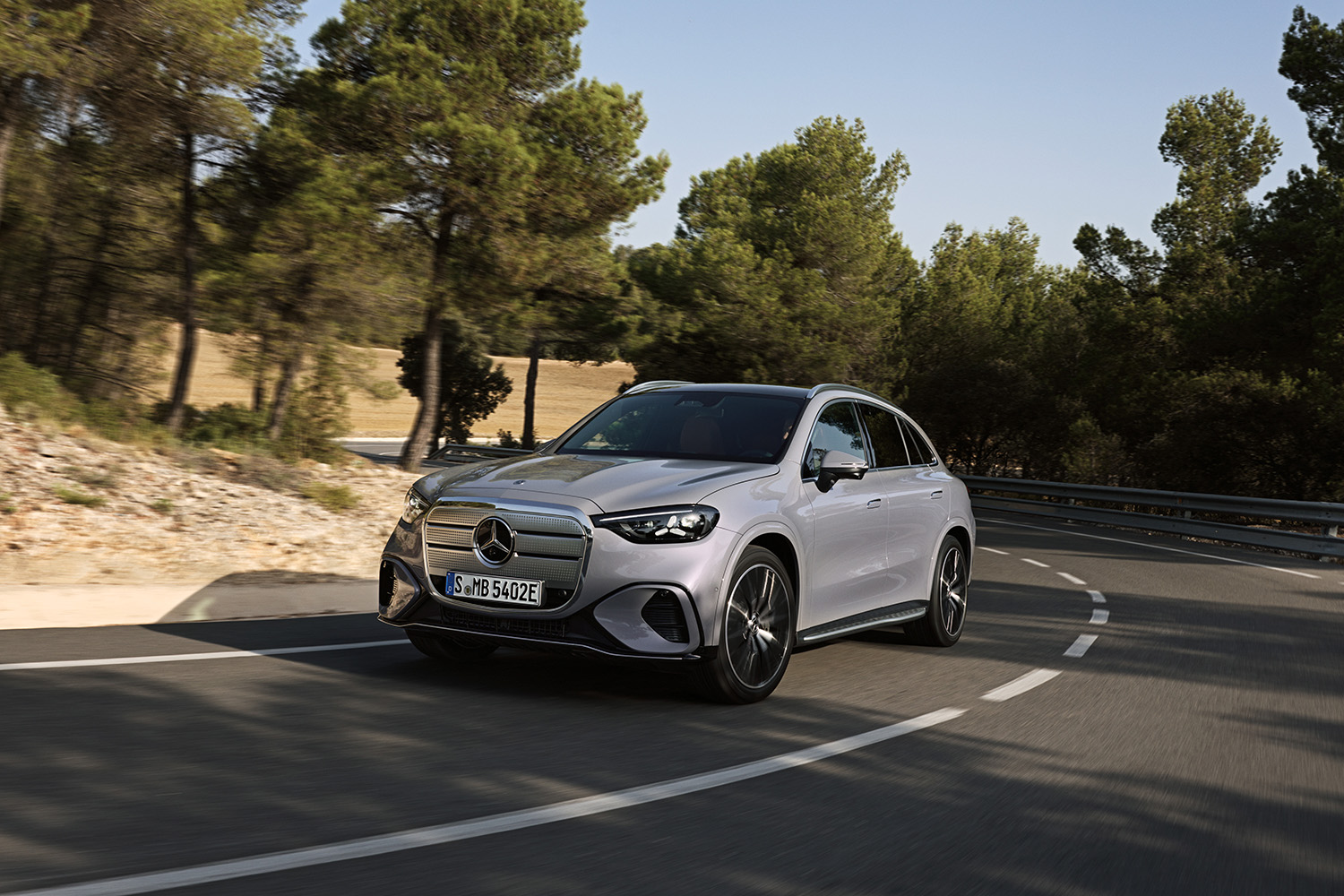 【光る場所が多すぎる】“天井イルミ”×“発光グリル”を採用した新型「GLC」発表。インパネには約1ｍの全面スクリーンを採用…26年発売へ
