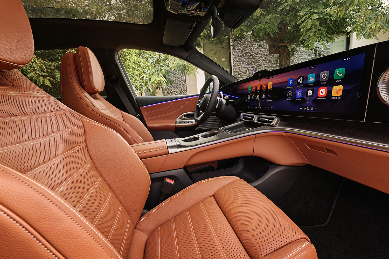 【光る場所が多すぎる】“天井イルミ”×“発光グリル”を採用した新型「GLC」発表。インパネには約1ｍの全面スクリーンを採用…26年発売へ