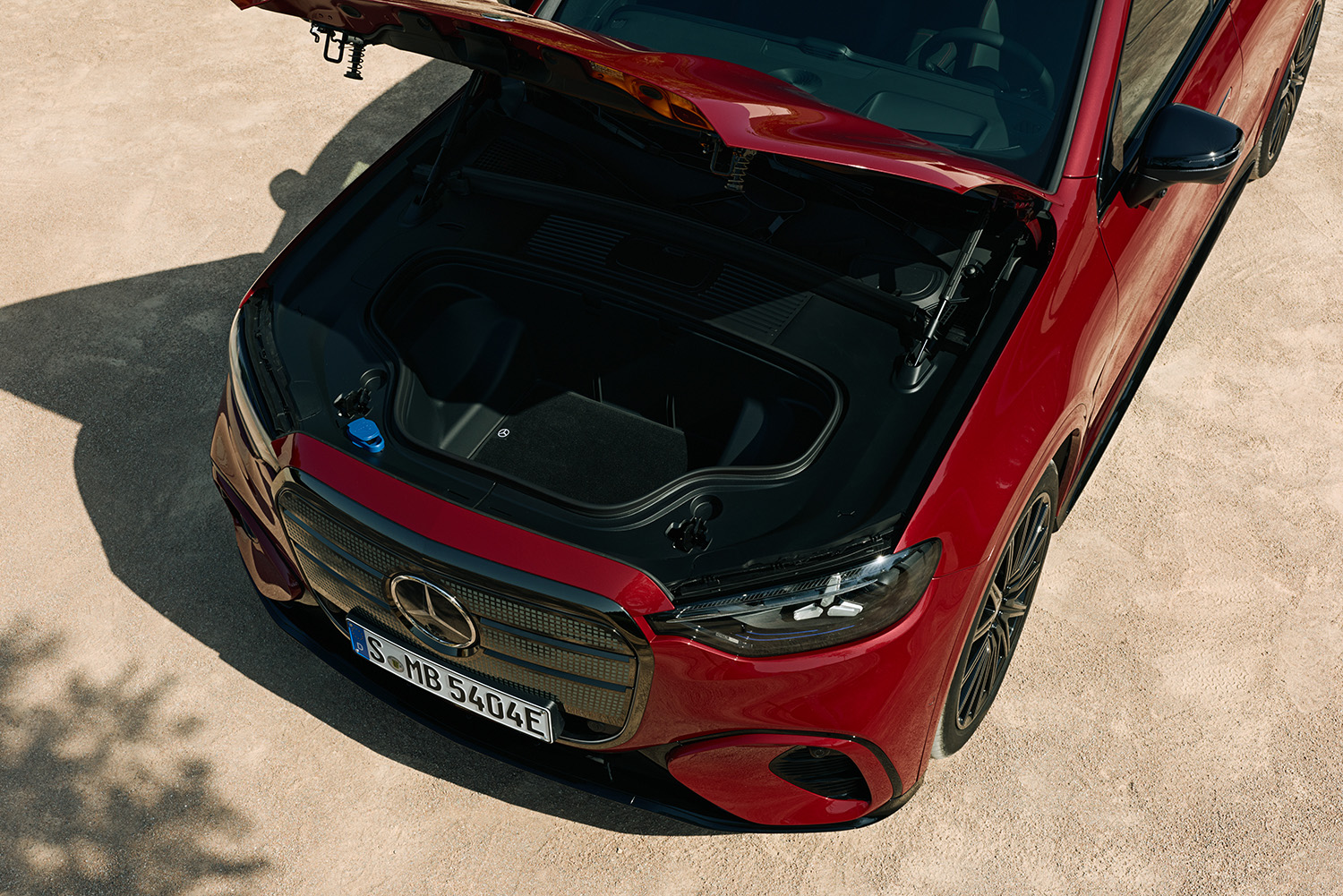 【光る場所が多すぎる】“天井イルミ”×“発光グリル”を採用した新型「GLC」発表。インパネには約1ｍの全面スクリーンを採用…26年発売へ