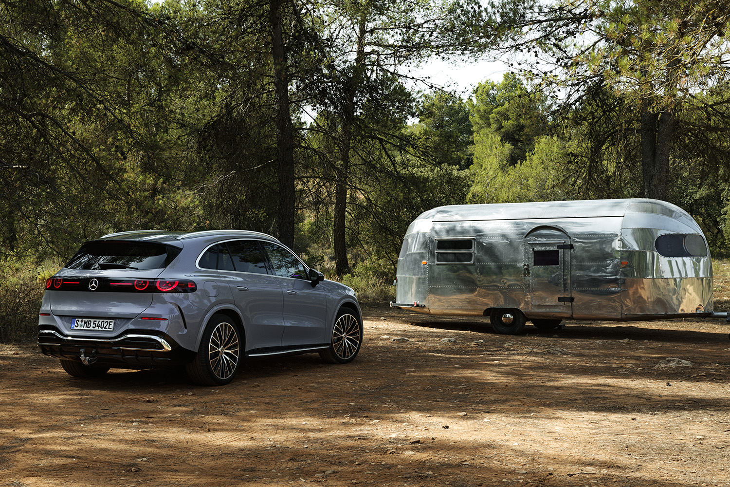 【光る場所が多すぎる】“天井イルミ”×“発光グリル”を採用した新型「GLC」発表。インパネには約1ｍの全面スクリーンを採用…26年発売へ