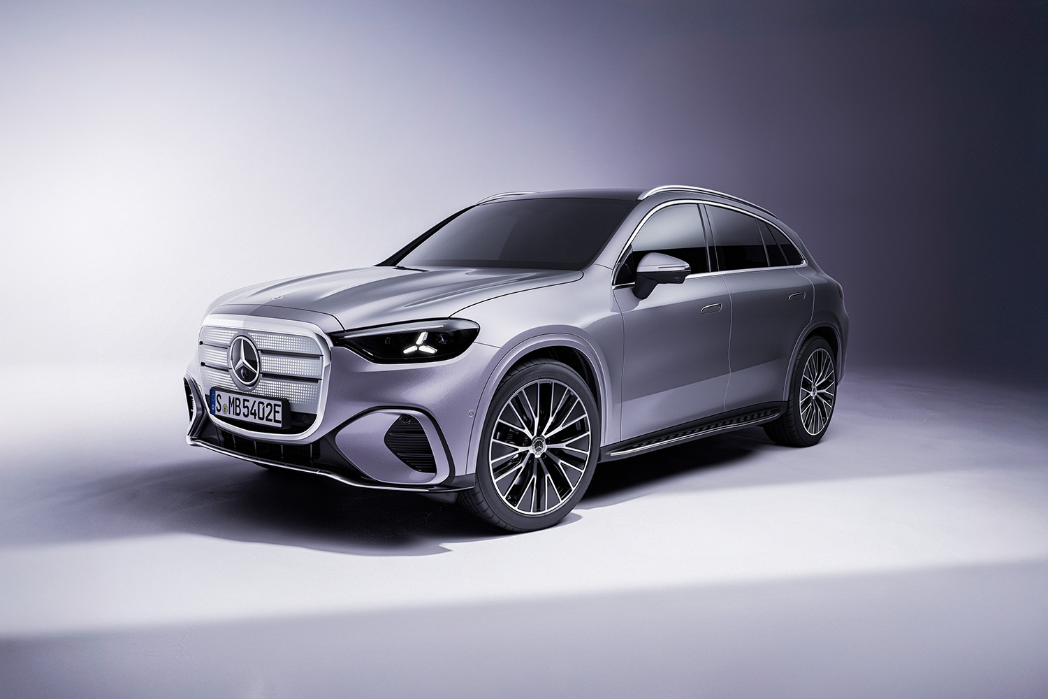 【光る場所が多すぎる】“天井イルミ”×“発光グリル”を採用した新型「GLC」発表。インパネには約1ｍの全面スクリーンを採用…26年発売へ