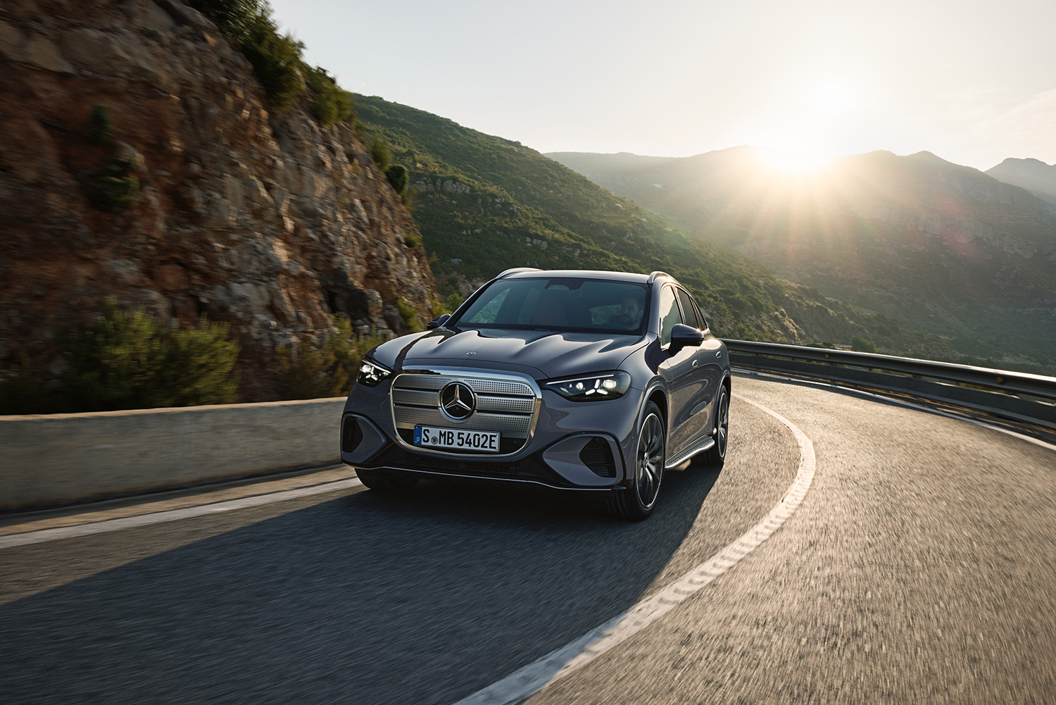 【光る場所が多すぎる】“天井イルミ”×“発光グリル”を採用した新型「GLC」発表。インパネには約1ｍの全面スクリーンを採用…26年発売へ