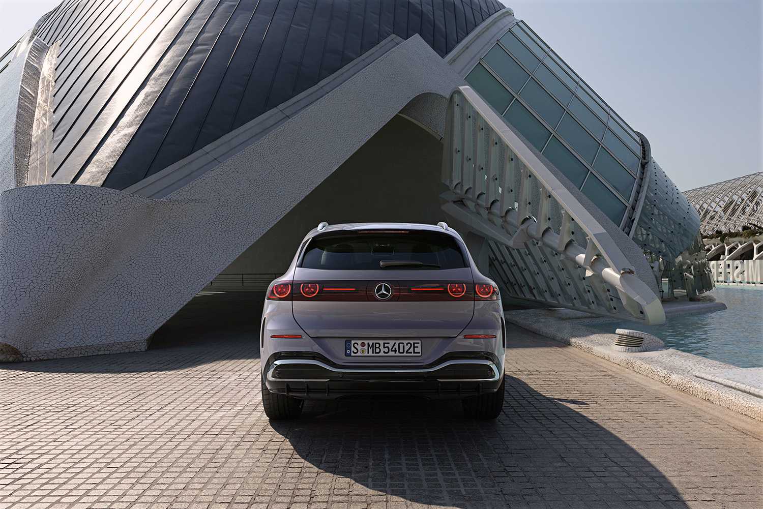 【光る場所が多すぎる】“天井イルミ”×“発光グリル”を採用した新型「GLC」発表。インパネには約1ｍの全面スクリーンを採用…26年発売へ