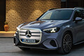 【光る場所が多すぎる】“天井イルミ”×“発光グリル”を採用した新型「GLC」発表。インパネには約1ｍの全面スクリーンを採用…26年発売へ