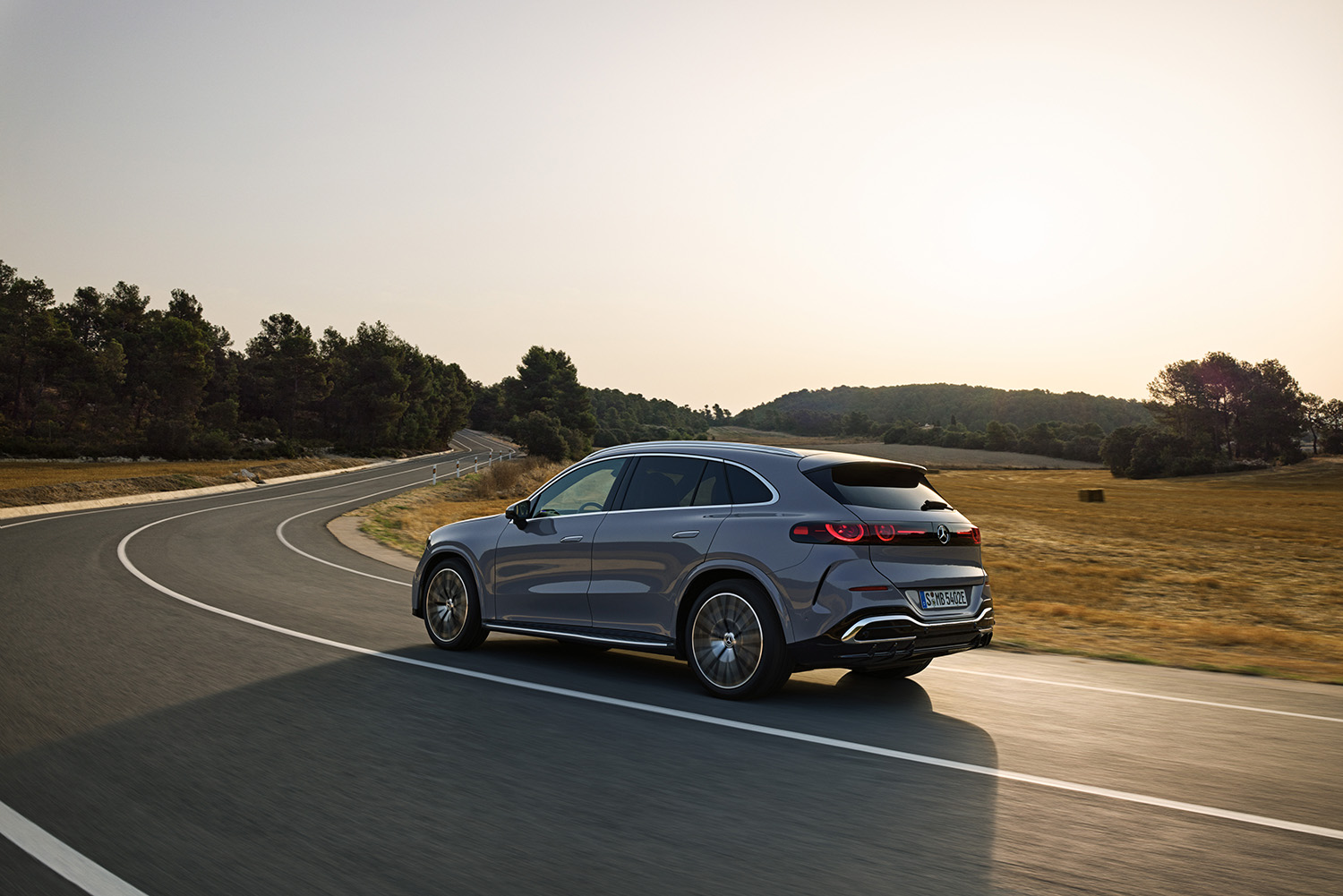 【光る場所が多すぎる】“天井イルミ”×“発光グリル”を採用した新型「GLC」発表。インパネには約1ｍの全面スクリーンを採用…26年発売へ